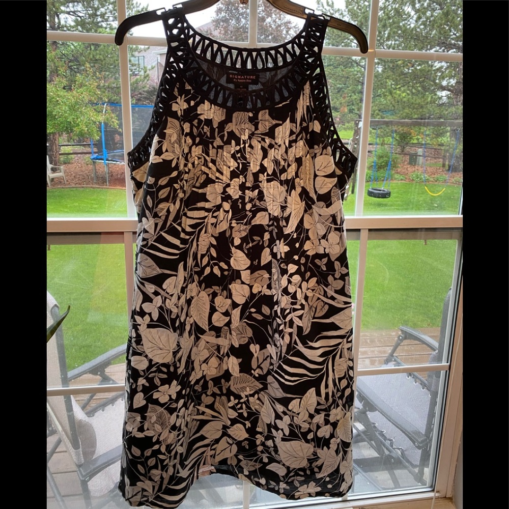 Women’s black and white sleeveless dress